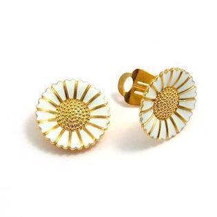 18 mm Marguerite ear clips in white w/gold plated from Lund of Copenhagen