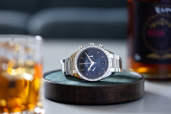 Watch stand in dark oak - place your watch with style! - multiple leather colors