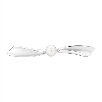 Sterling silver brooch with a central 6-6.5mm cultured pearl and a twisted, ribbon-like design.