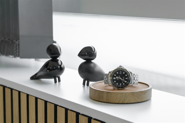 Watch stand in natural oak - place your watch with style! - multiple leather colors