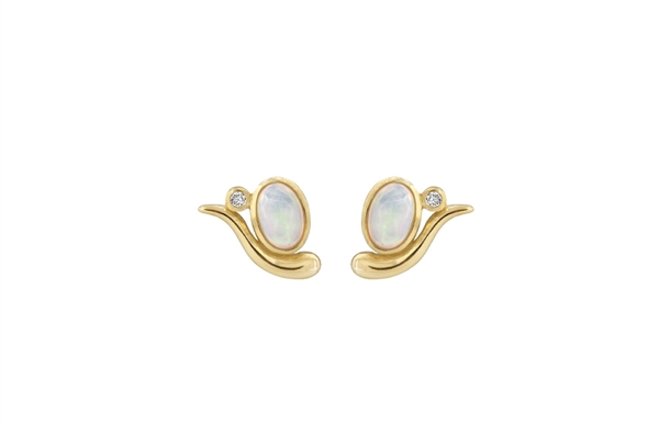 Gold stud earring - Elegant Opal