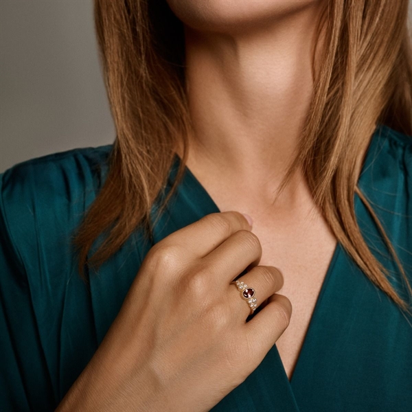 Nuran    set, with a total of 0,28 ct diamonds Wesselton SI