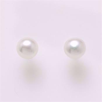 Silver earring with freshwater cultured pearl