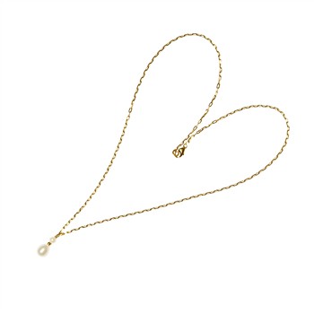Gold chain necklace with teardrop pearl pendant, heart-shaped, showing clasp detail.